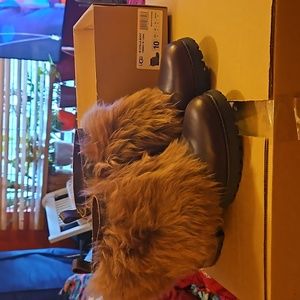 WOMAN UGGS THE LEFT  SHOE HAS A NICK ON THE HEAL